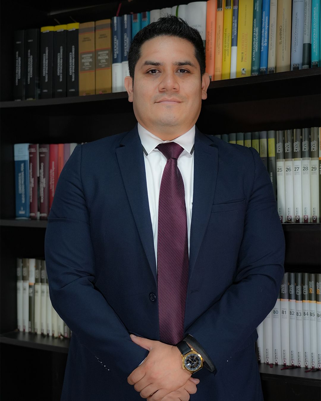 Carlos De La Cruz Sanchez Abogado en su estudio