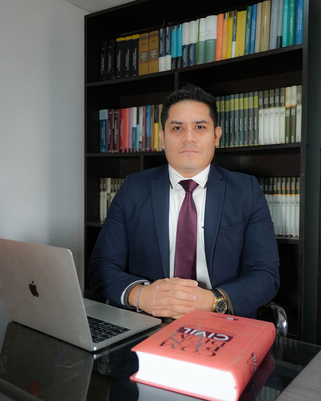Carlos De La Cruz Sanchez Abogado en su despacho